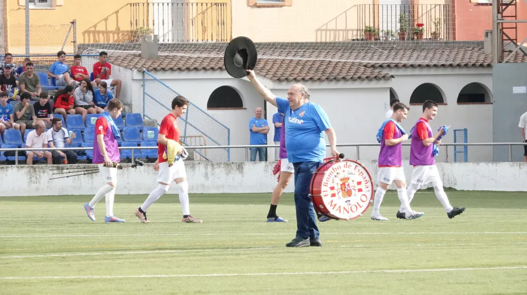 Manolo "El del Bombo" ontketent een golf van enthousiasme op de tribunes van Burriana voetbal