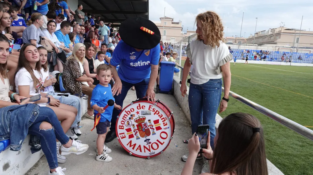 Manolo "El del Bombo" ontketent een golf van enthousiasme op de tribunes van Burriana voetbal