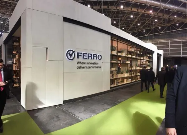 Satine revesteix l'estand d'Esmaltera Ferro amb el seu aspecte de formigó