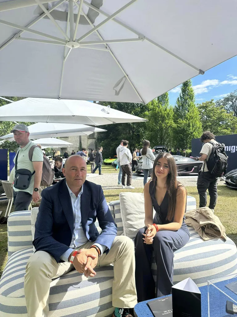 Larusmiani invita a Satine a Fuoriconcorso en el lago de Como