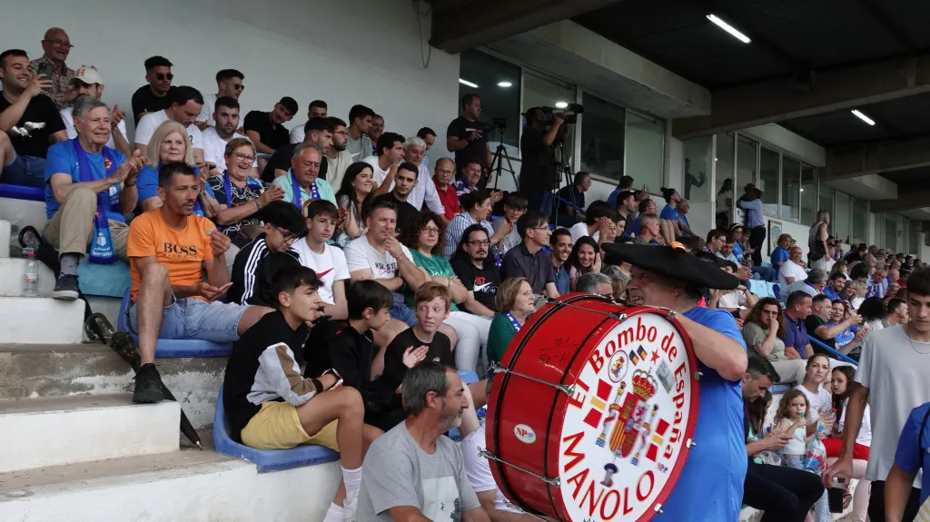 Manolo "El del Bombo" ontketent een golf van enthousiasme op de tribunes van Burriana voetbal