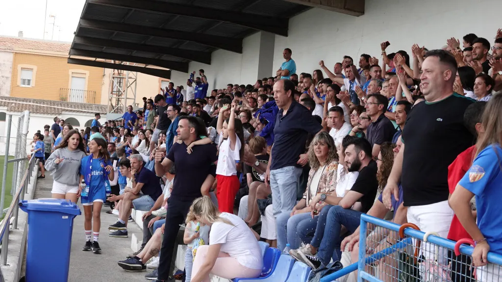 Manolo "El del Bombo" ontketent een golf van enthousiasme op de tribunes van Burriana voetbal