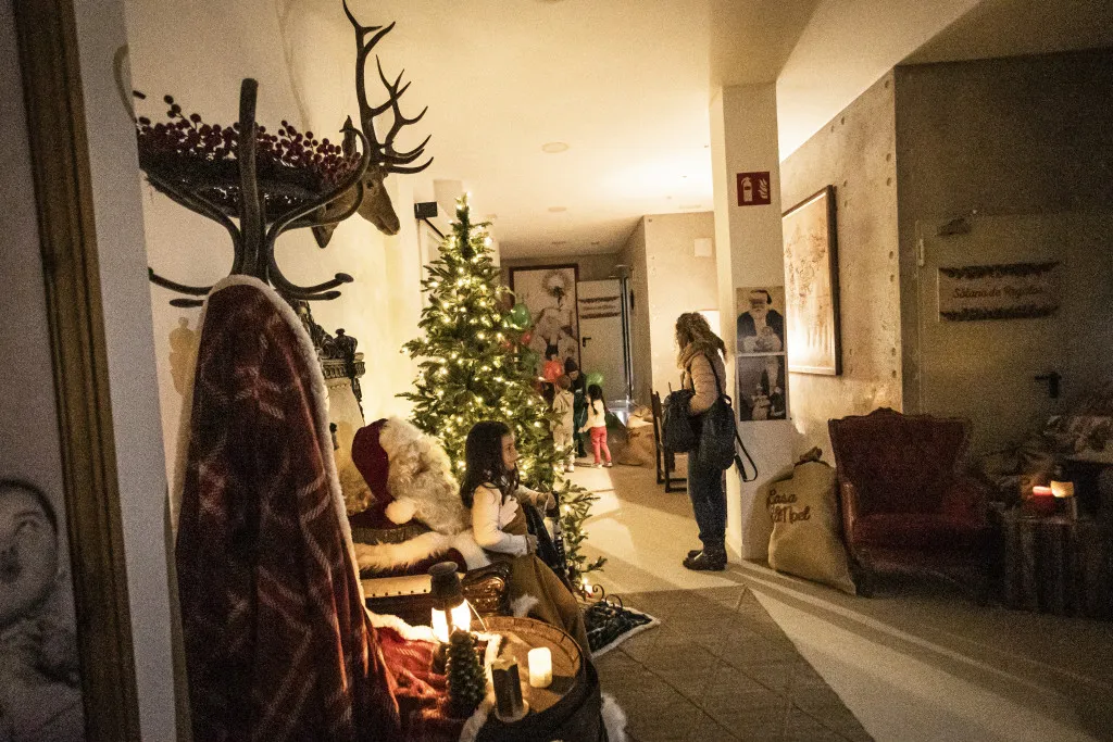 La Casa de Papá Noel y Satine iluminan la Navidad en Burriana
