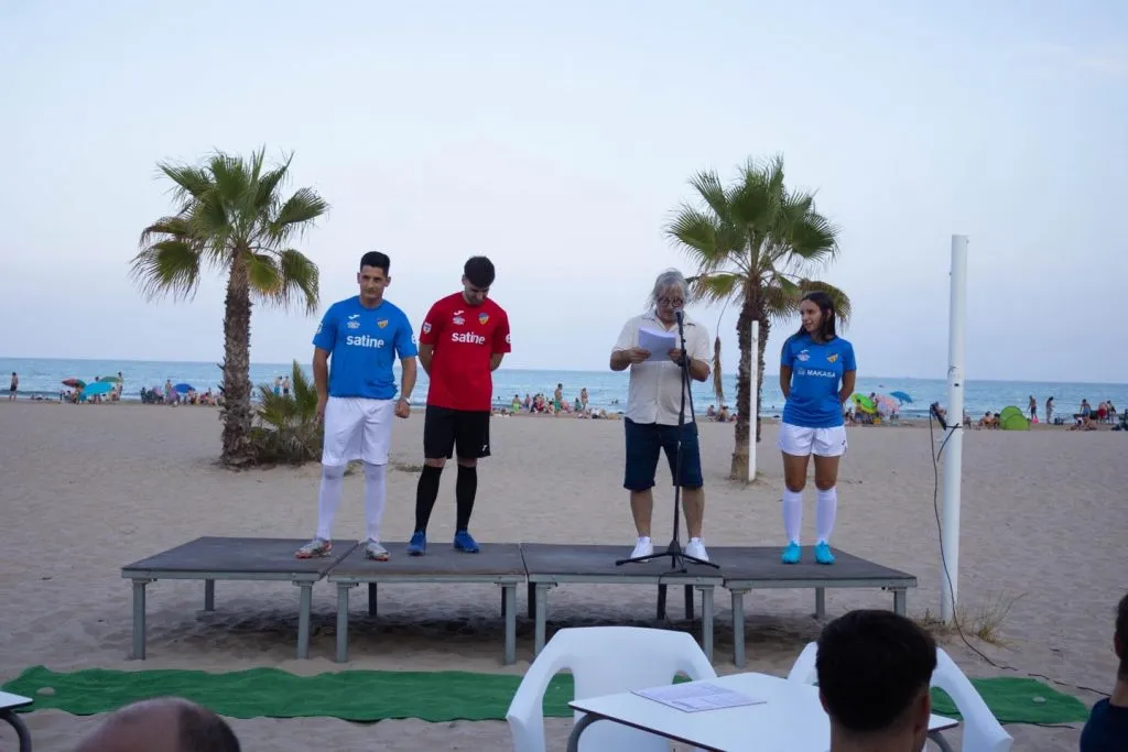 Satine la prezentarea echipamentului Clubului de Fotbal Borriana