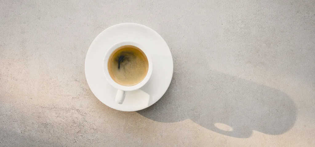 Tassa de cafè sobre una superfície beix.