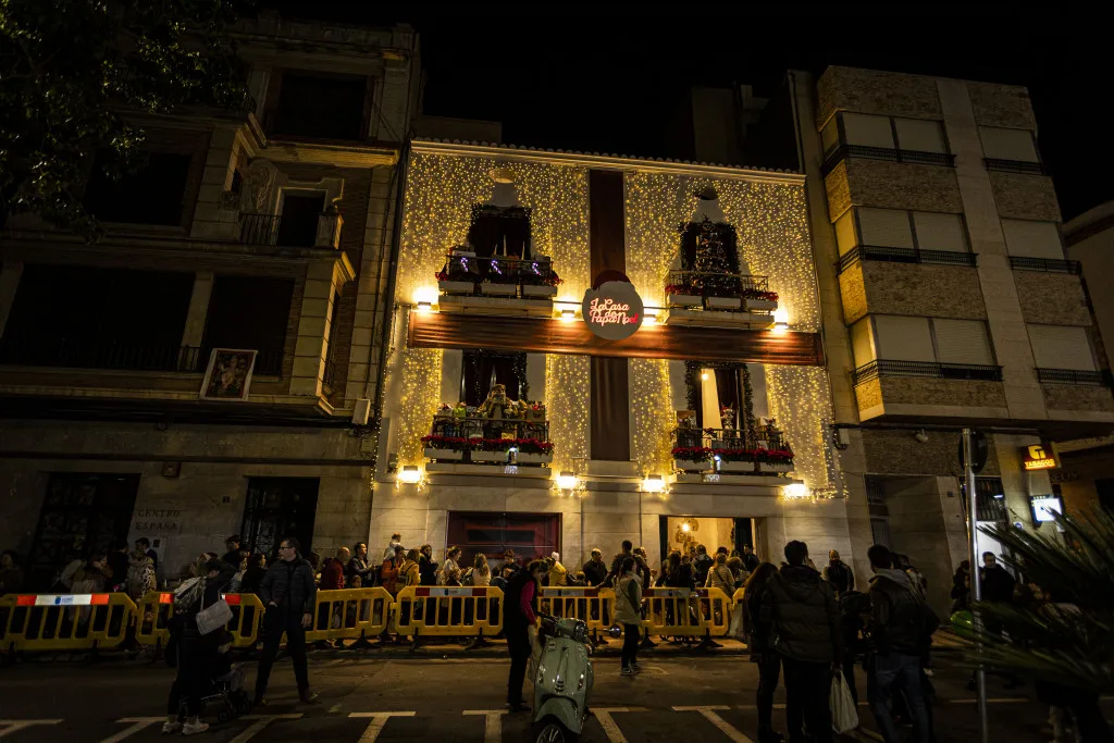 La Casa de Papá Noel y Satine iluminan la Navidad en Burriana