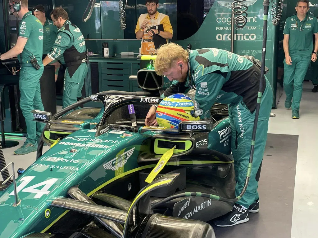 Satine odwiedza padok Astona Martina podczas Grand Prix Formuły 1 w Barcelonie