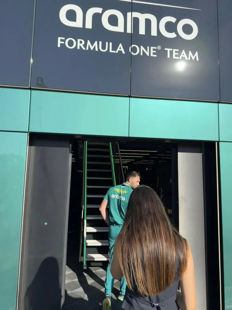 Aston Martin îl invită pe Satine la Formula 1