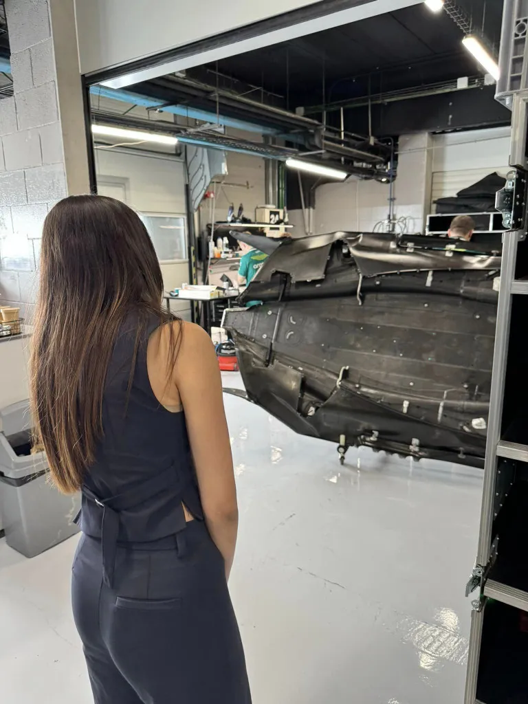 Aston Martin îl invită pe Satine la Formula 1