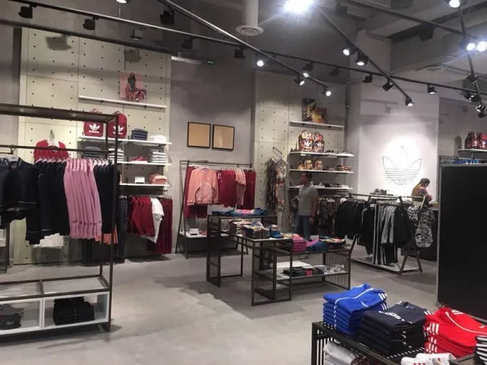 Adidas в Galerías Atizapán от E.AM Satine, Мехико
