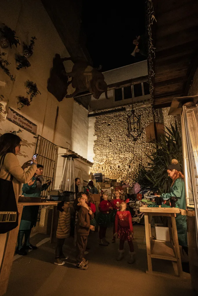 La Casa de Papá Noel y Satine iluminan la Navidad en Burriana