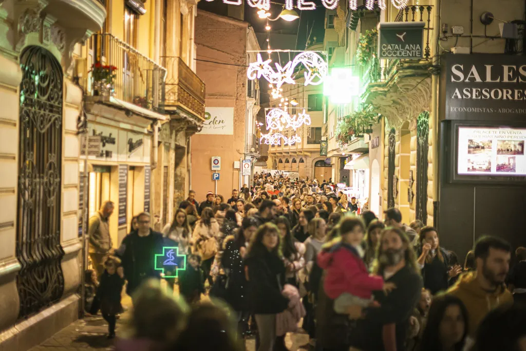 La Casa de Papá Noel y Satine iluminan la Navidad en Burriana
