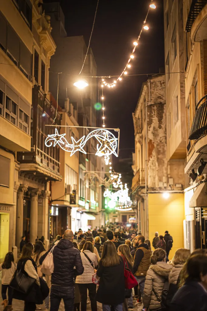 La Casa de Papá Noel y Satine iluminan la Navidad en Burriana