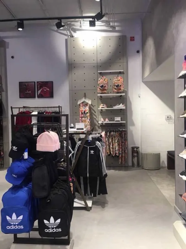 Adidas в Galerías Atizapán от E.AM Satine, Мехико