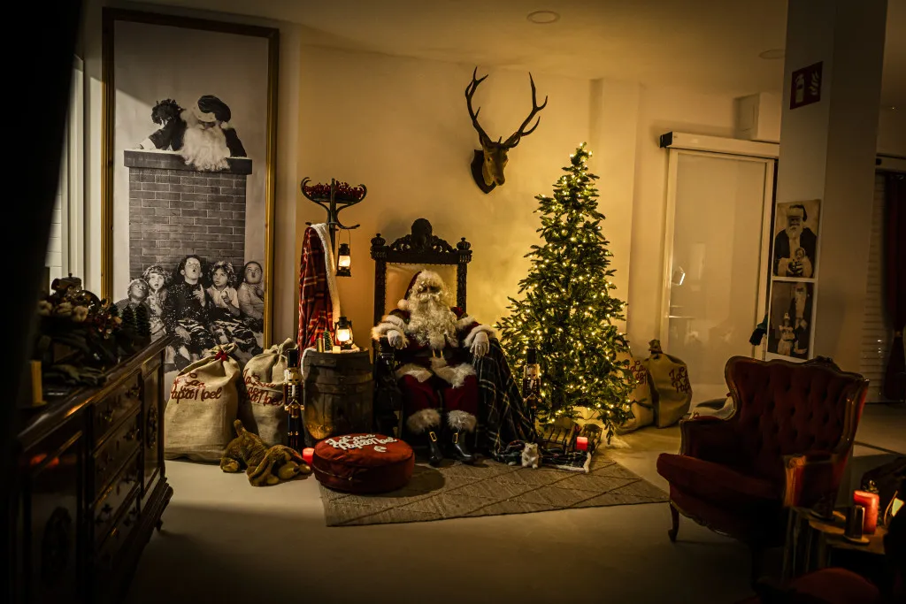 La Casa de Papá Noel y Satine iluminan la Navidad en Burriana