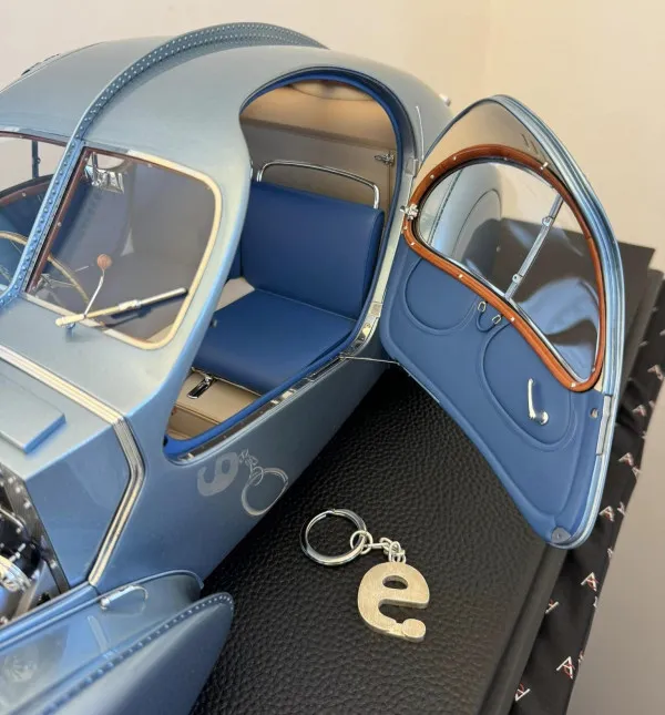 Larusmiani invita a Satine a Fuoriconcorso en el lago de Como