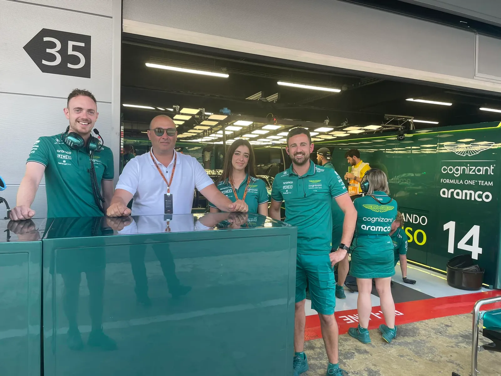 Satine odwiedza padok Astona Martina podczas Grand Prix Formuły 1 w Barcelonie