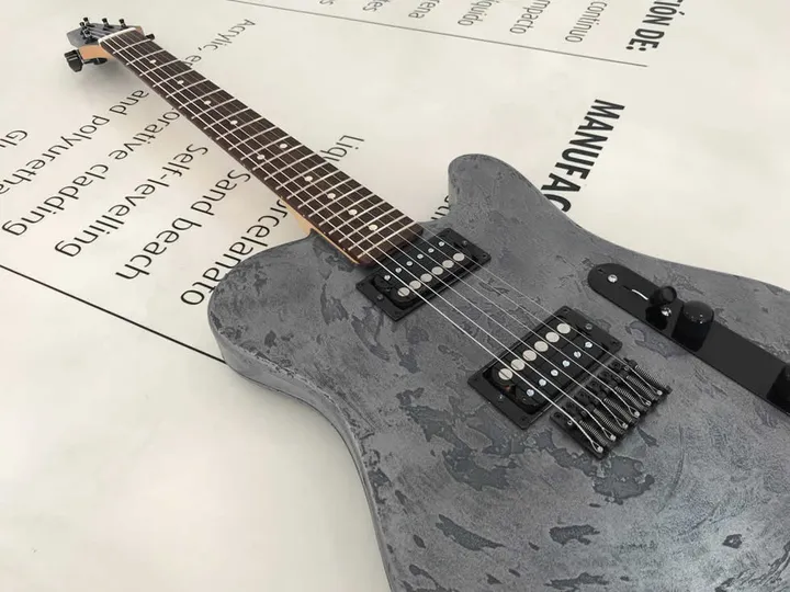 Rock and roll com a guitarra de microcimento da Satine