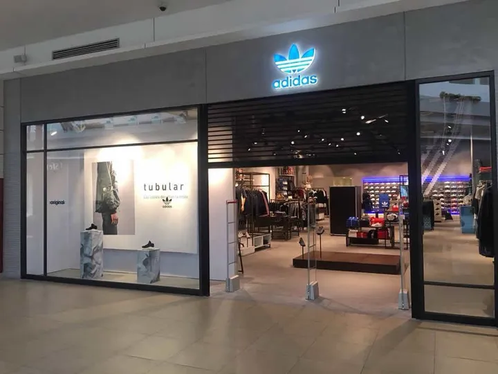 Adidas no Galerías Atizapán por E.AM Satine, Cidade do México