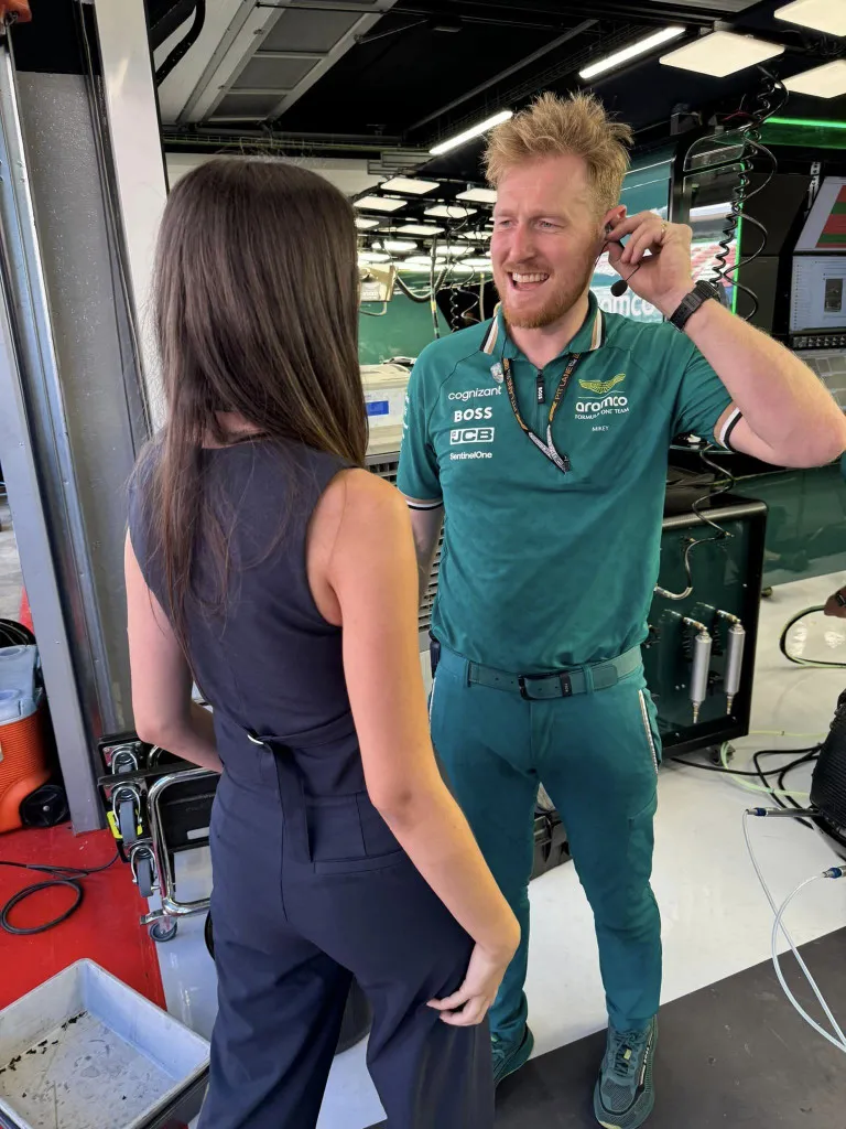 Aston Martin îl invită pe Satine la Formula 1