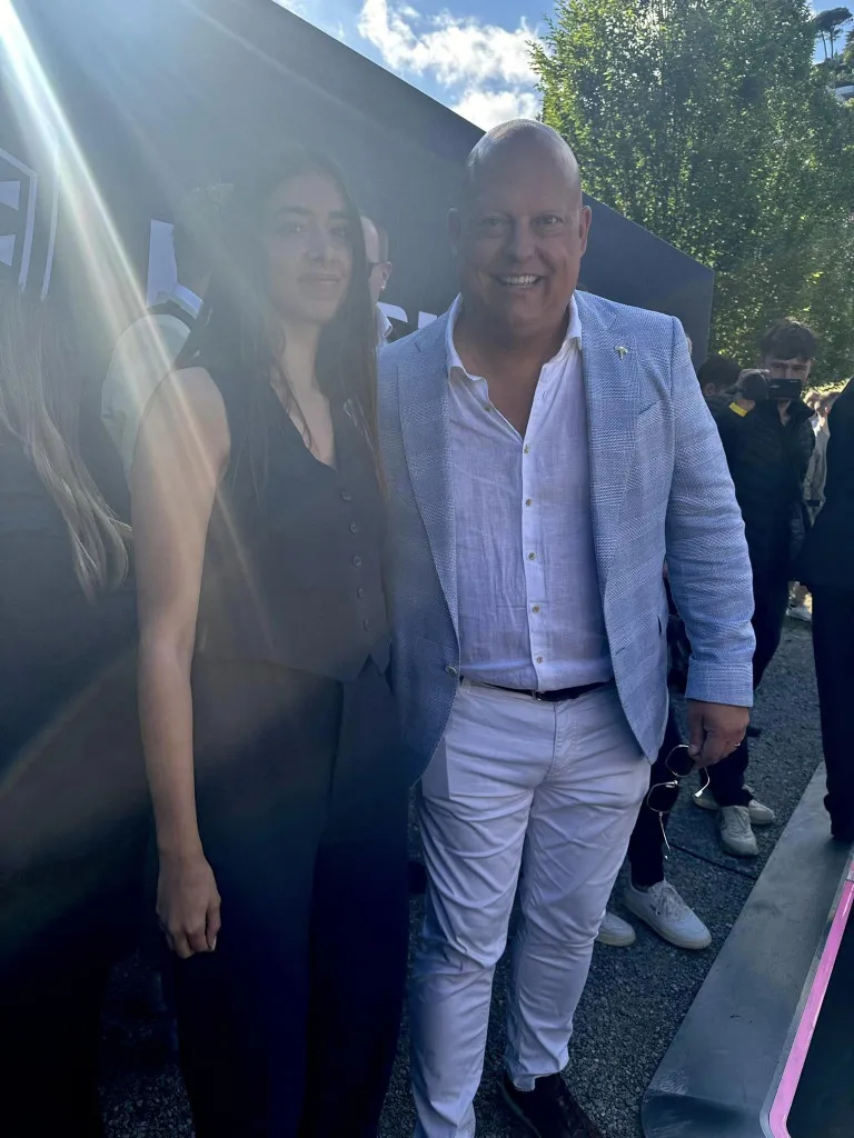Larusmiani invita a Satine a Fuoriconcorso en el lago de Como