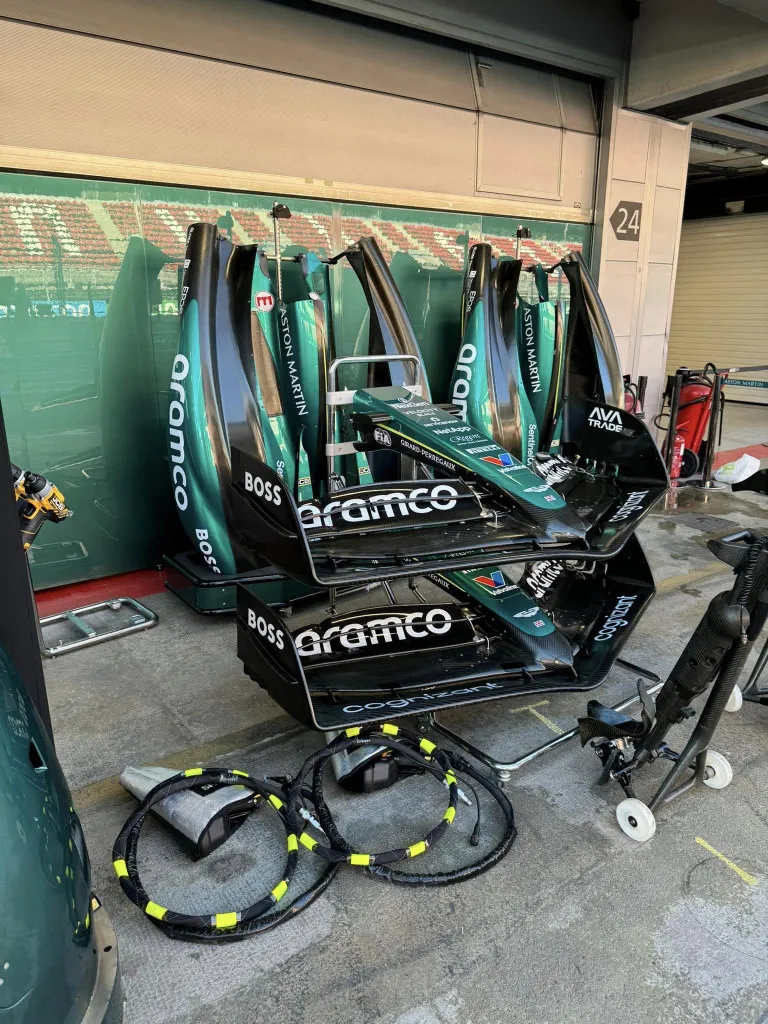 Aston Martin îl invită pe Satine la Formula 1