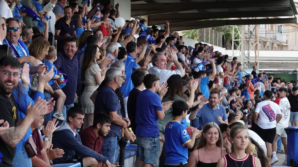 Manolo "El del Bombo" ontketent een golf van enthousiasme op de tribunes van Burriana voetbal