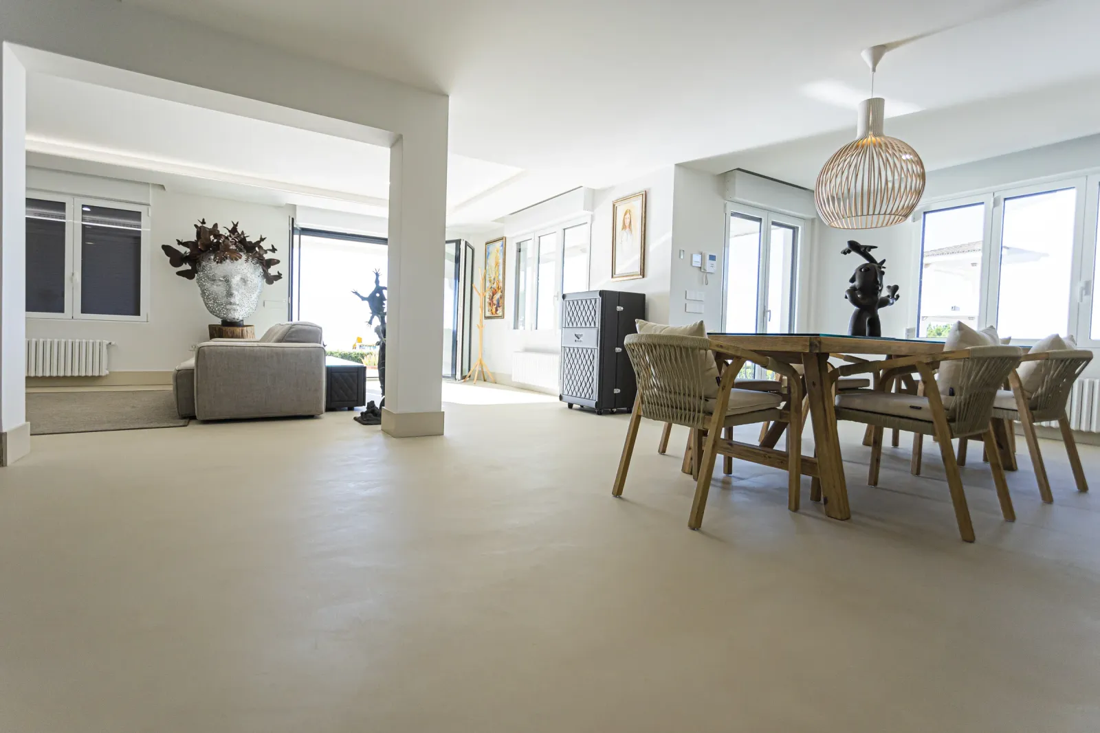Pavimento de uma sala luminosa junto à zona de refeições.