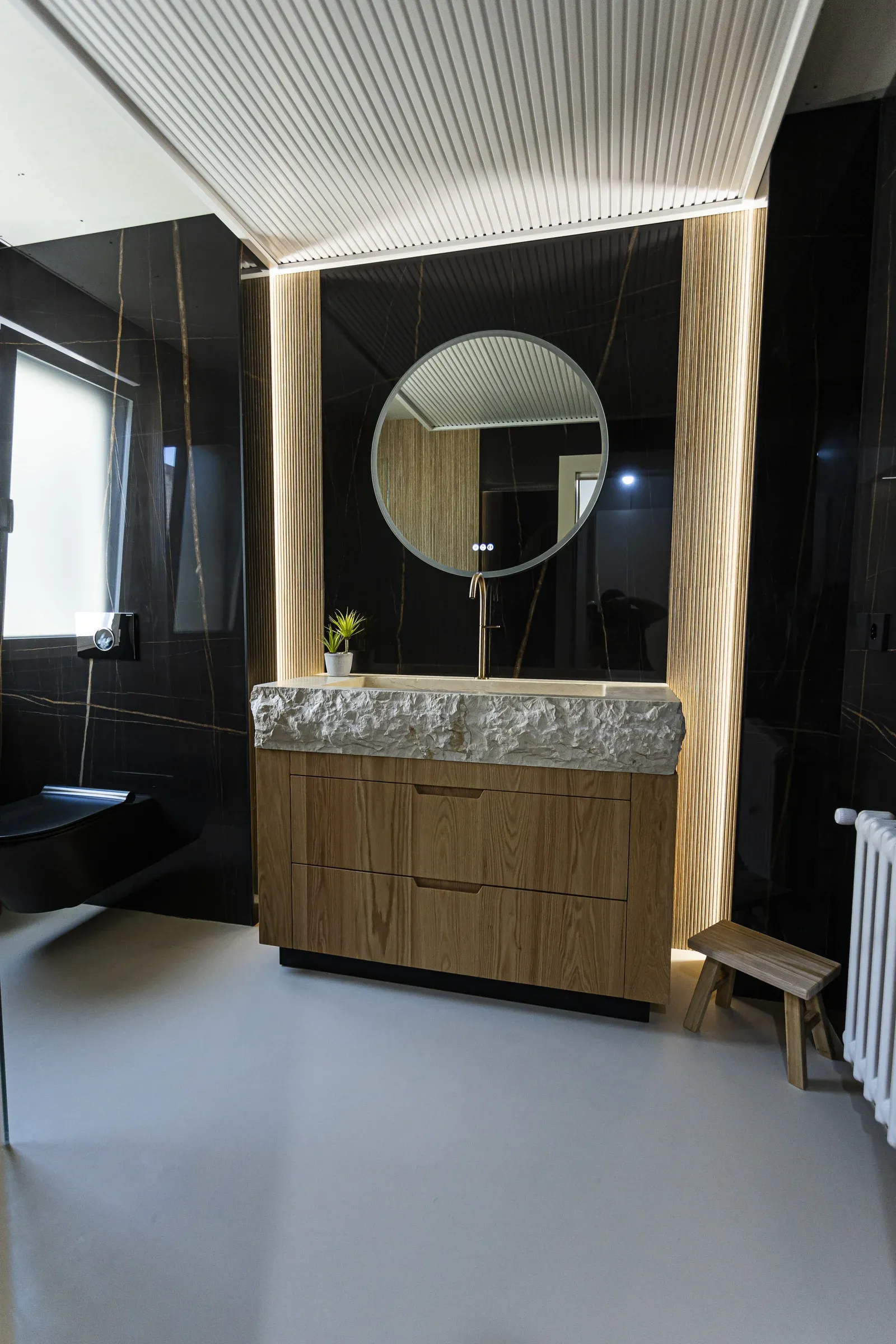 Derzsiz zeminli ve ahşap dolaplı banyo.